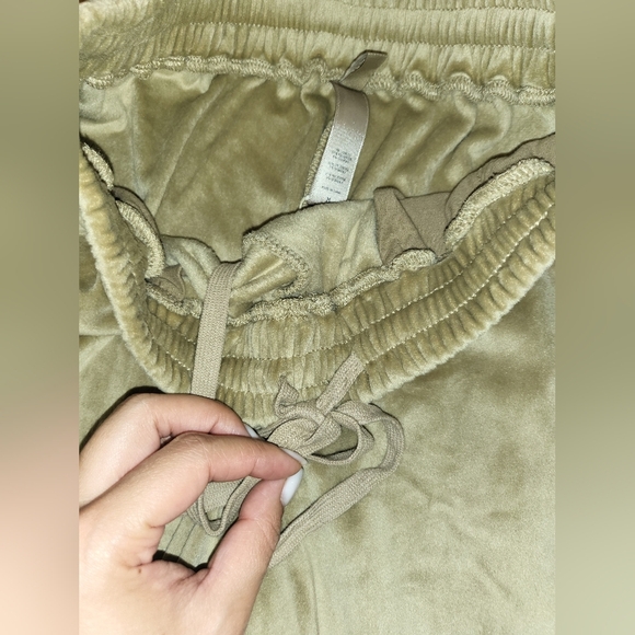 D3. NWT SKIMS HIGH WAISTED VELOUR JOGGERS IN GOLD SIZE MEDIUM - Picture 5 of 7